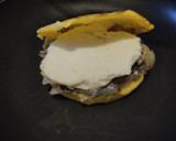 Foto del paso 6 de la receta: Arepa🍄rellena🥯de champiñones🥙salteados🧀y queso🧆
