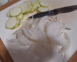 Foto del paso 1 de la receta: Revuelto de champiñones, calabacín y cebolla