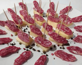 Foto del paso 2 de la receta: Aperitivo de fuet con queso