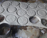 Foto del paso 3 de la receta: Bizcochitos de grasa con yerba mate🤓