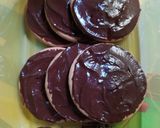 Foto langkah ke 2 dari resep Biskuit Selimut Cokelat.