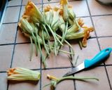 Foto del passaggio 2 della ricetta Fiori di zucca in pastella (senza uova e latte)