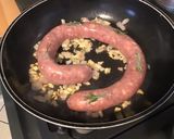 Une image de l'étape 7 de Saucisse à l'ancienne aux trois tomates, ail fumé, oignon de roscoff et romarin frais.