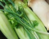 Hình bước làm 2 của món Canh mướp nấu nấm đùi gà và hạt sen