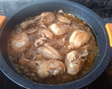 Foto del paso 4 de la receta: Pollo al brandy con champiñones y piñones
