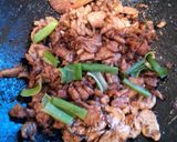 Foto langkah ke 3 dari resep Chinese Pork & Ginger Stir-fry.