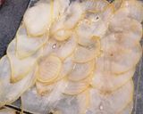 Une image de l'étape 2 de Carpaccio de poire aux éclats de noisettes et chocolat.