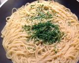 Foto del passaggio 6 della ricetta Spaghetti aglio olio peperoncino, con crema di cavolfiore arancio, salsa di acciughe e pane speziato