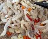 Foto langkah ke 3 dari resep Tumis Jamur Telur Puyuh.