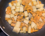 Foto del paso 1 de la receta: Hojaldre de espinacas con cebolla caramelizada, manzana y queso de cabra