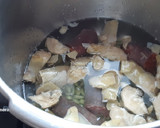 Foto del paso 2 de la receta: Sopa de verdinas y alcachofas con butifarra negra y chorizo picante