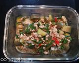 รูปขั้นตอนการทำที่ 3 ของ มะเขือผัดเนื้อไก่สับ