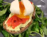 Une image de l'étape 5 de Tartine crème d’avocat saumon fumé œuf poché.
