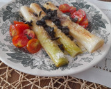 Foto del paso 2 de la receta: Puerros a la plancha con queso