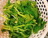 Hình bước làm 1 của món Mì gói xào cải ngồng