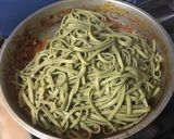 Foto del paso 5 de la receta: Fettuccini de espinaca con salteado de atún