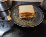 A picture of step 4 of Chocolate club Sandwich.