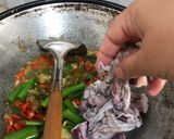 Foto langkah ke 7 dari resep Tumis Asam Cumi Jagung Muda.