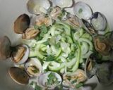 Foto del paso 7 de la receta: 🥒Cintas de calabacín con almejas a la marinera⚓