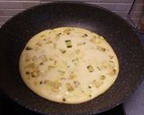 Foto del passaggio 7 della ricetta Frittata di zucchine e pisellini