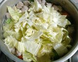 Foto langkah ke 5 dari resep Sup Ayam Bakso Sayuran.