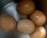 Hình bước làm 1 của món Trứng ngâm sốt mì trộn