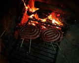 Foto del paso 5 de la receta: Salchicha parrillera con papas al plomo en estufa a leña