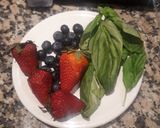 Foto del paso 4 de la receta: Panacotta chocolate blanco con coulis de albahaca y frutos rojos