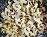 Zöldborsós brokkolikrémleves pirított gombával szalámis bagettel recept fázis 3 fotója