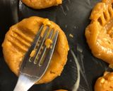 Foto langkah ke 2 dari resep Peanut butter cookies (3 bahan).