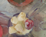 Foto del paso 1 de la receta: Licuado Proteínico de banana y frutilla🍓🍌
