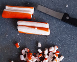 Foto del paso 1 de la receta: Tartaletas de surimi y huevo hilado en salsa cóctel