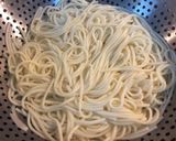 Hình bước làm 4 của món Mì udon xào cải bó xôi