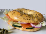 Bagel de gravlax de salmón