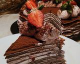 Foto langkah ke 12 dari resep Chocolate Strawberry Mille Crepes Cake.
