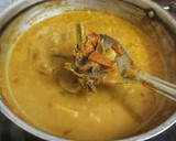 'குழம்பு கூட்டி' செய்த கருவாட்டு குழம்பு(karuvattu kulambu recipe in tamil) ரெசிபி ஸ்டேப் 6 புகைப்படம்