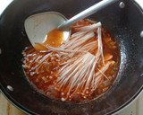 Foto langkah ke 3 dari resep Jamur Enoki Pedas Simpel Tanpa Saus Gogunjang.