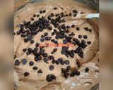 Foto langkah ke 4 dari resep Bolu Coklat ChocoChip Panggang.