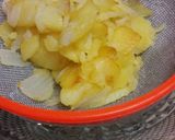 Foto del paso 2 de la receta: Tortillita de patatas con cebolla
