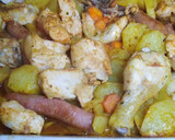 Foto del paso 3 de la receta: Pollo al horno con longanizas, patatas y zanahorias