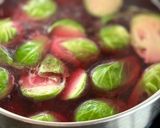 Hình bước làm 2 của món Canh Cải Brussels Củ Dền Tôm Khô