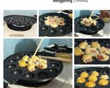 A picture of step 4 of Takoyaki sosis and cheese.