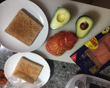 Foto del paso 1 de la receta: Desayuno salmón, aguacate y tomate más rico... 😍