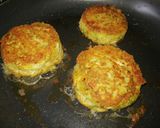 Foto del paso 6 de la receta: Hamburguesas de zapallitos con sorpresa de queso... 💛