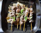 Une image de l'étape 5 de Brochettes d'agneau aux romarin et laurier 🍴.