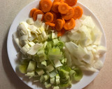 Foto del paso 1 de la receta: Crema de puerro, cebolla y zanahoria