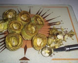 Foto del paso 2 de la receta: Alcachofas hervidas rellenas de hojitas de jamón serrano