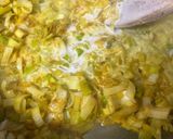 Une image de l'étape 2 de Crevettes au curry jaune et lait de coco.
