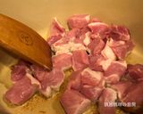 A picture of step 4 of Braised Pork with Daikon Radish.