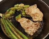 Foto del paso 9 de la receta: Lomos de conejo a la mandarina y salsa al pesto con guarnición